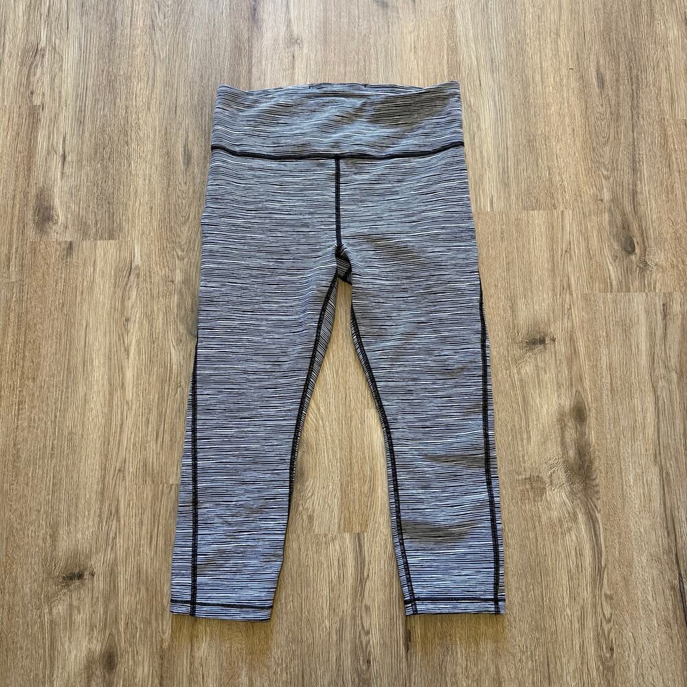 Athleta Ultimate Linear Lines Capri Leggings Women’s Size Medium White Black Gym